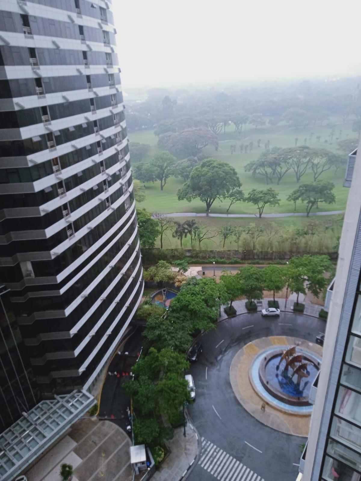 2 Bedrooms Units Forbes Area 5Th Avenue Bgc Center Manila Exterior photo